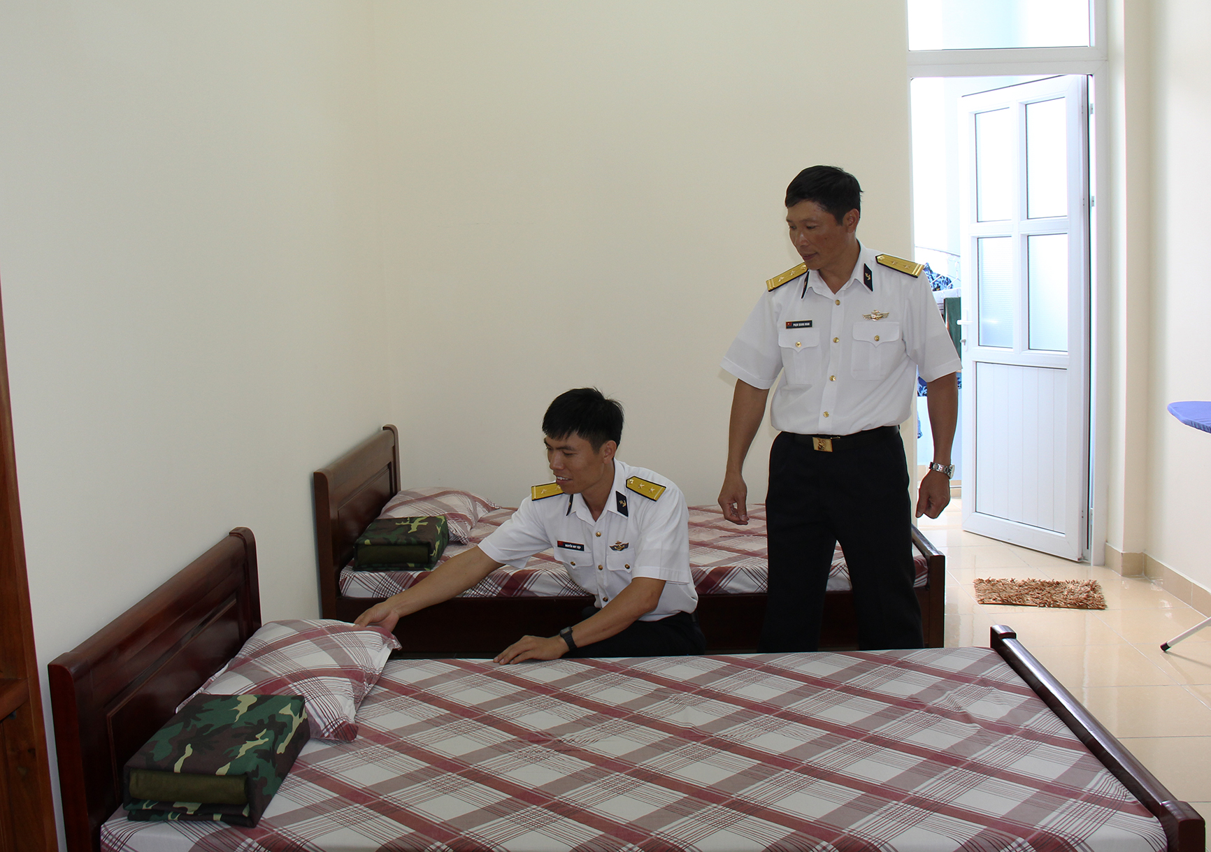 Kiểm tra nội vụ r&egrave;n luyện nền nếp ch&iacute;nh quy cho c&aacute;n bộ, thủy thủ t&agrave;u ngầm