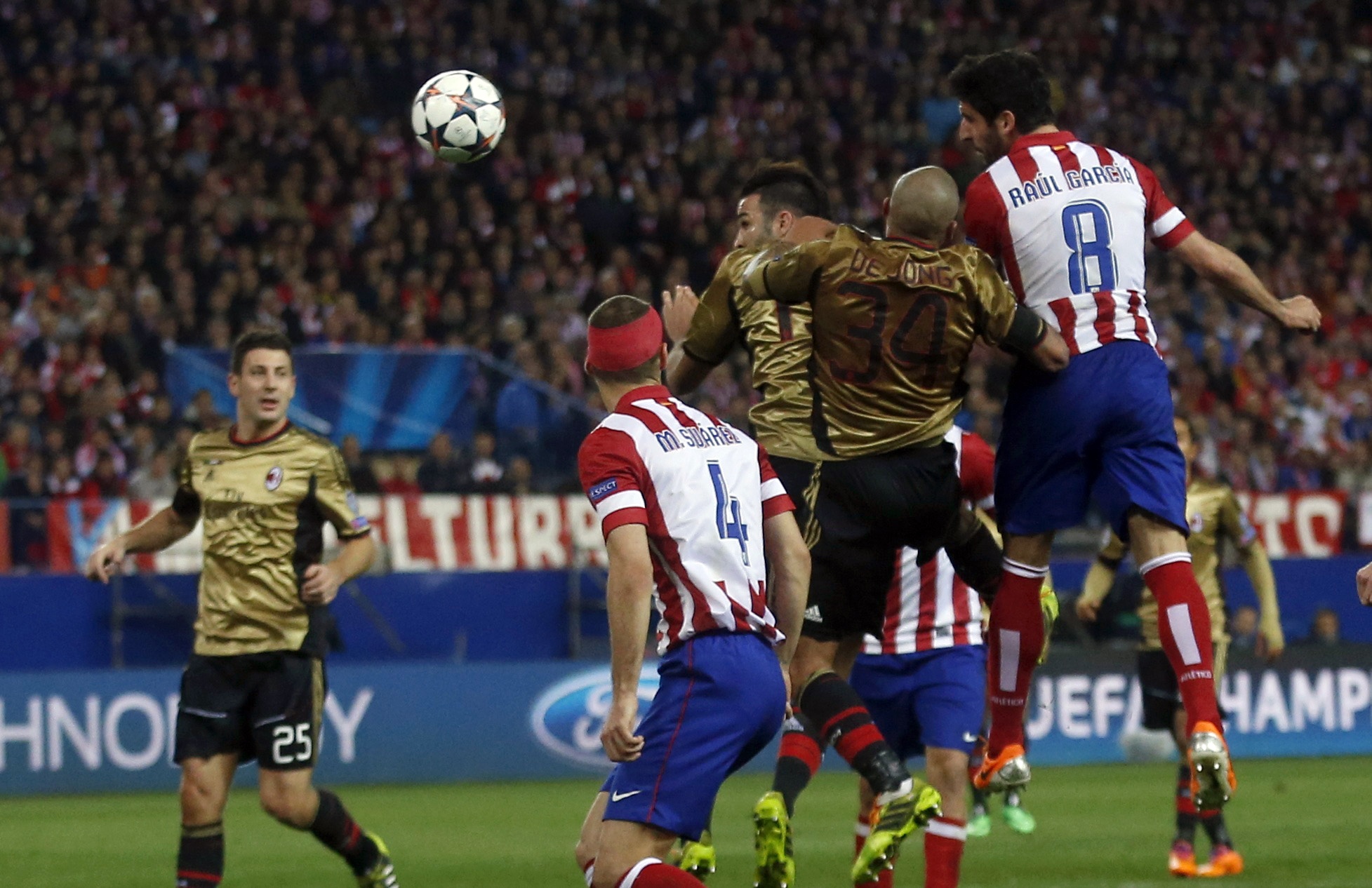 Raul Garcia đ&aacute;nh đầu tung lưới Milan trong một trận đấu m&agrave; h&agrave;ng thủ đội kh&aacute;ch qu&aacute; k&eacute;m
