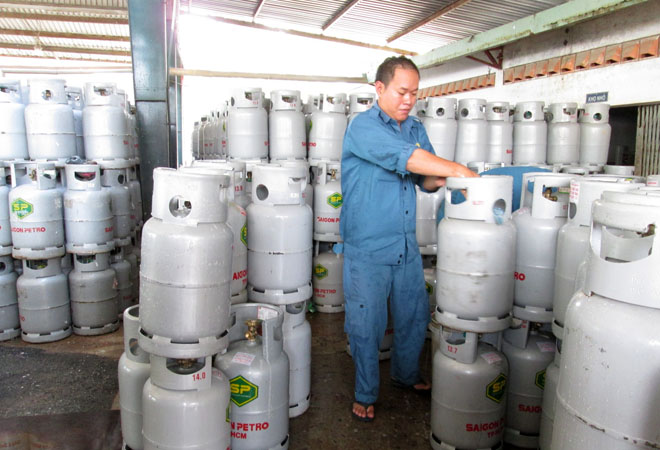 Giá gas giảm 33.000 đồng/bình 12kg từ ngày 1-1-2015