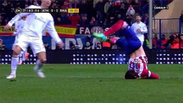 Va chạm kinh hoàng với Ronaldo, hậu vệ Atletico té gãy cổ