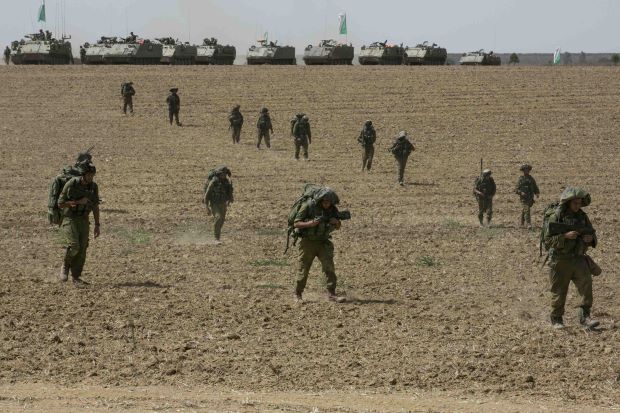 Qu&acirc;n đội Israel tập trung gần Dải Gaza. Ảnh: Reuters