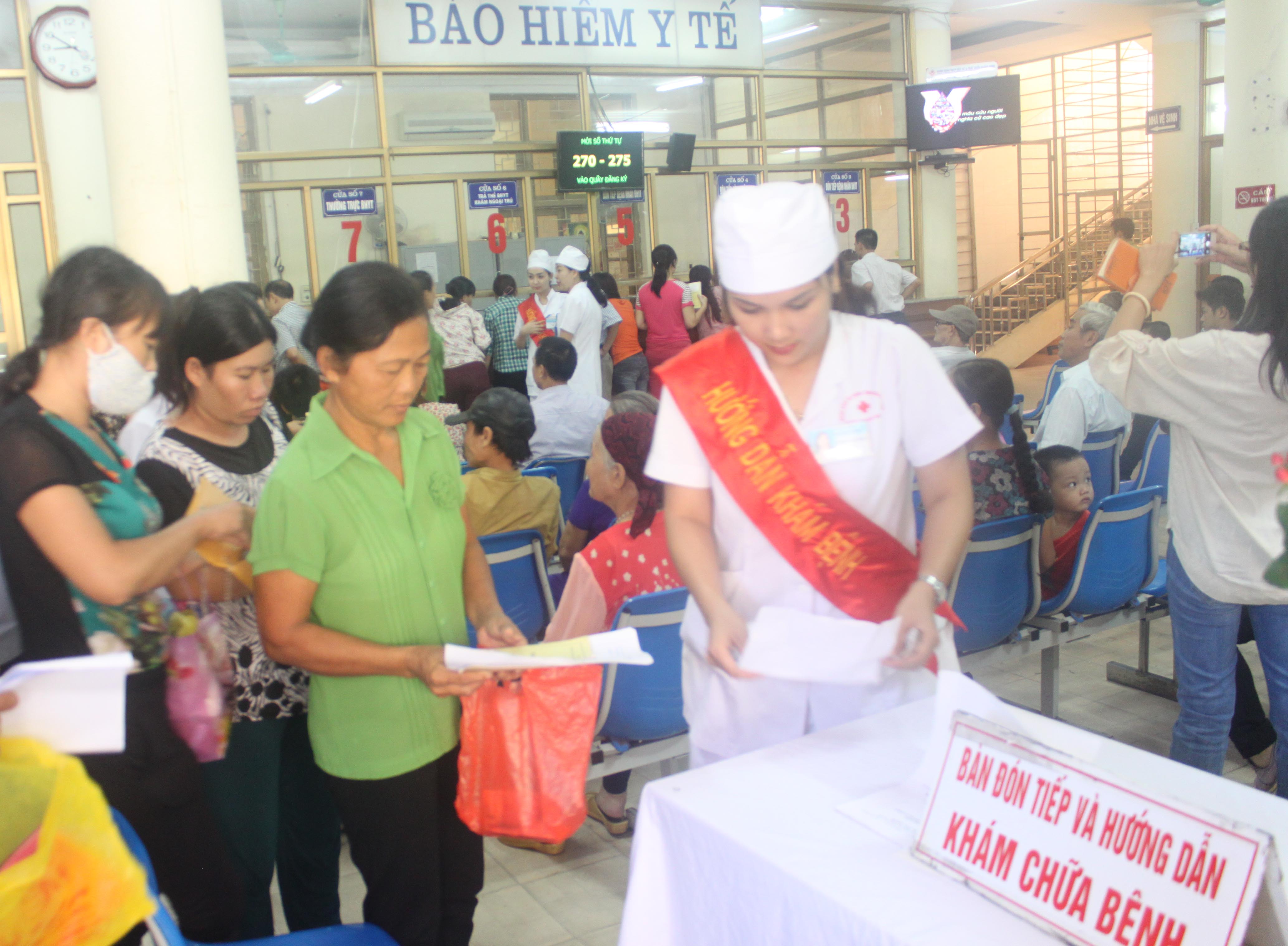 Hướng dấn người bệnh l&agrave;m c&aacute;c thủ tục kh&aacute;m chữa bệnh