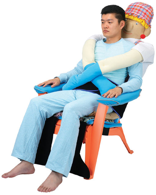 Ghế ôm chống cô đơn. Ảnh: odditycentral.com