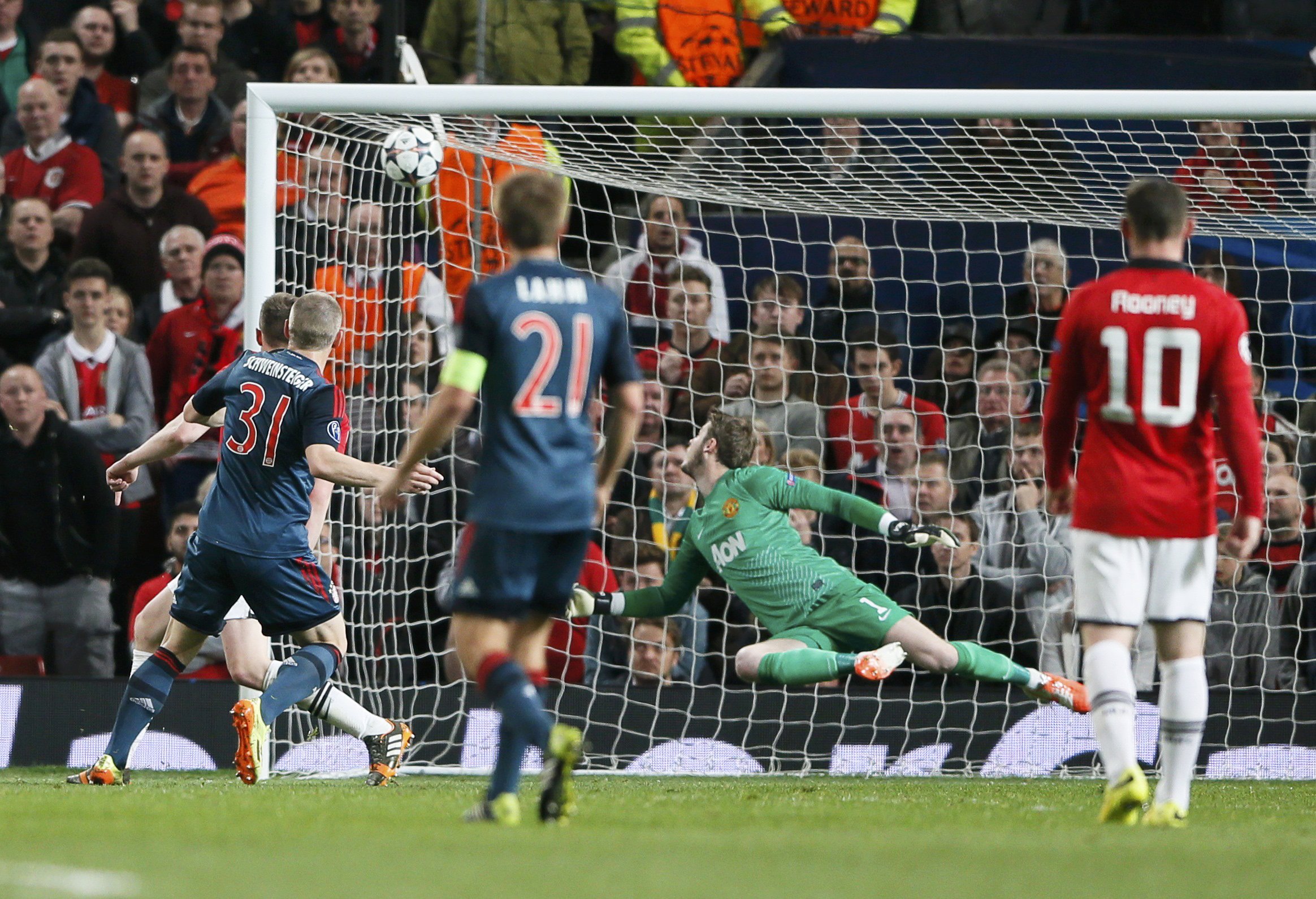 Bastian Schweinsteiger vừa l&agrave; người h&ugrave;ng của Bayern khi gỡ h&ograve;a 1-1