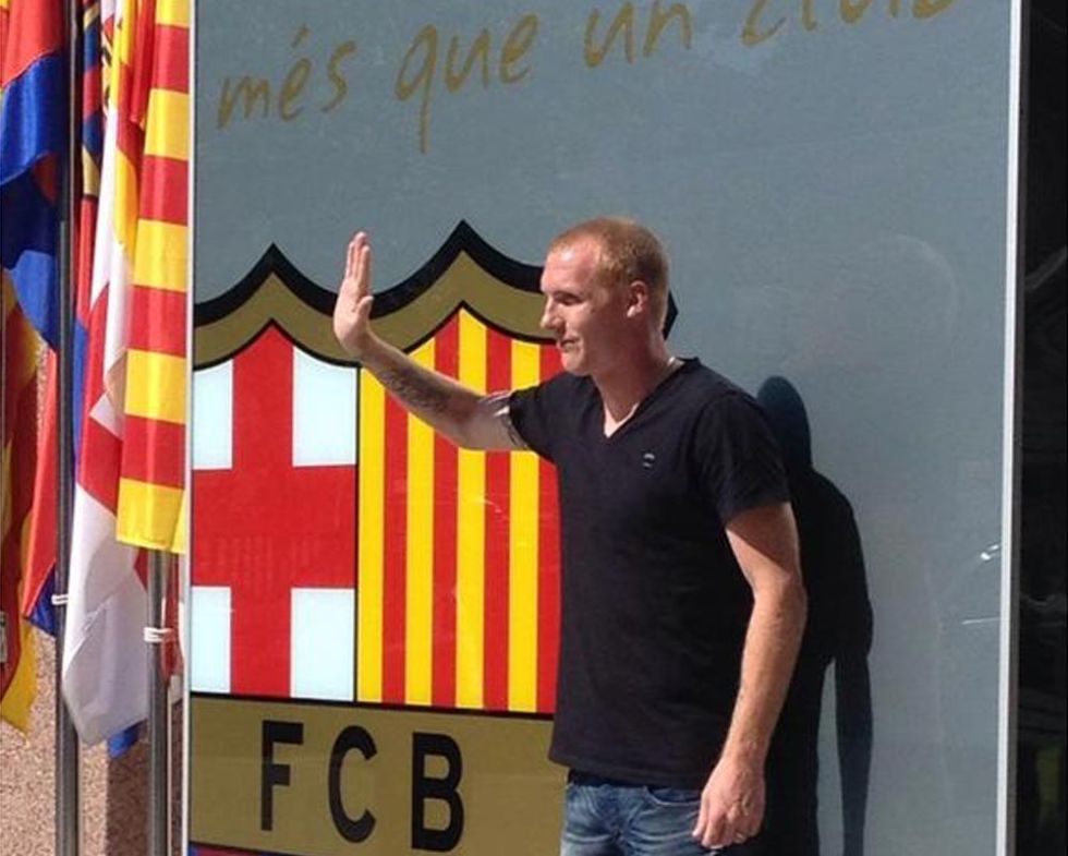 Barcelona nâng cấp hàng thủ bằng trung vệ già