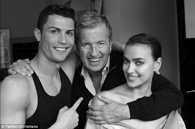 Nhiếp ảnh gia Mario Testino (giữa), người thực hiện bp65 ảnh táo bạo cho Ronaldo