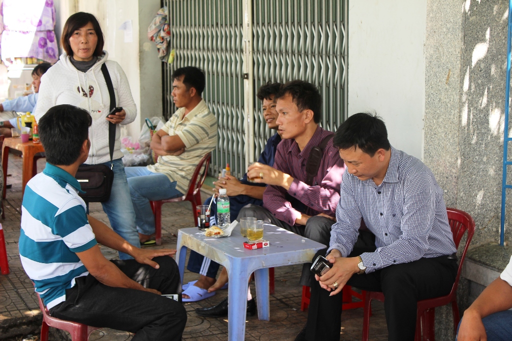 C&aacute;c th&acirc;n nh&acirc;n lo lắng ngồi trước cảng vụ Nha Trang chờ tin tức