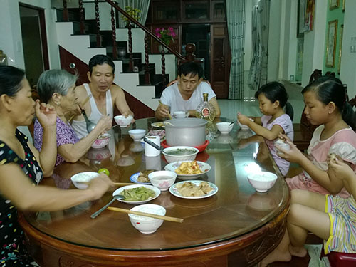 Mâm cơm kết nối gia đình
