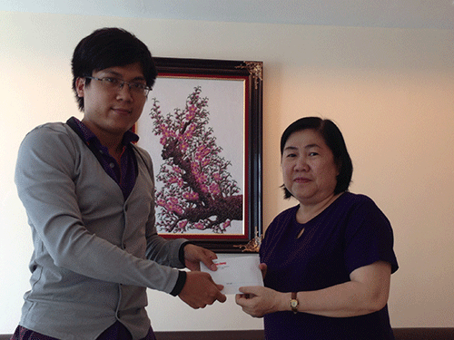 BTC trao giải thưởng cho bạn đọc Nguyễn Minh Qu&acirc;n