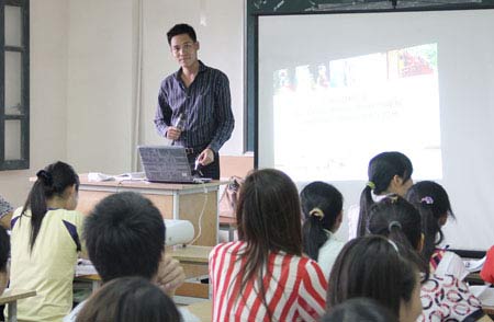 Giảng viên được chia thành 3 hạng