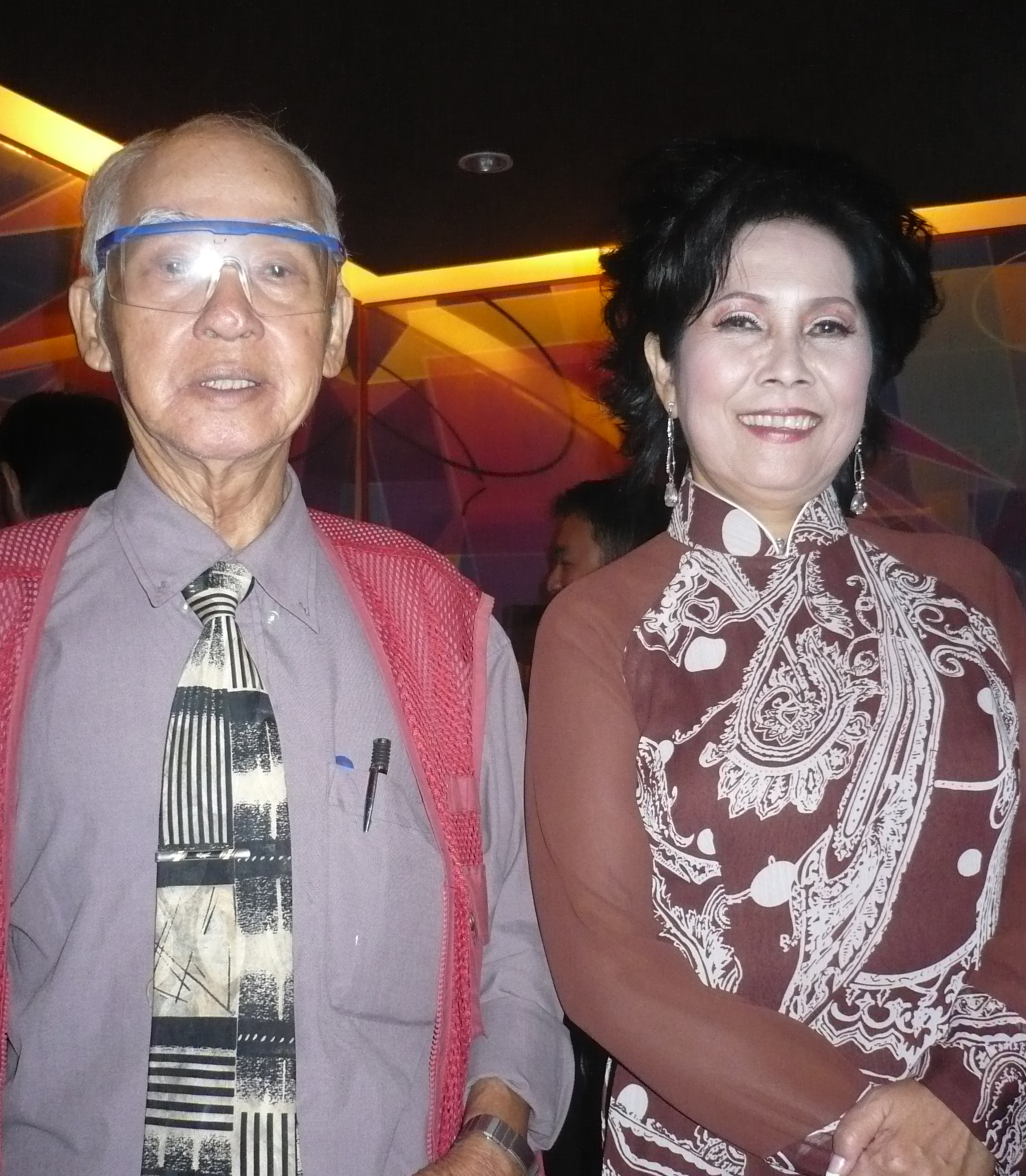 Nhà thơ - soạn giả Kiên Giang là người đặt thêm nghệ danh con nhạn trắng Gò Công cho nữ danh ca Phương Dung.