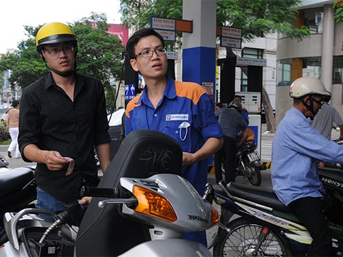 Dầu diesel giảm giá, xăng đứng yên