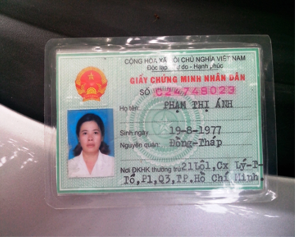 Giấy CMND t&ecirc;n Phạm Thị &Aacute;nh, nhưng d&aacute;n h&igrave;nh của đối tượng lừa đảo.