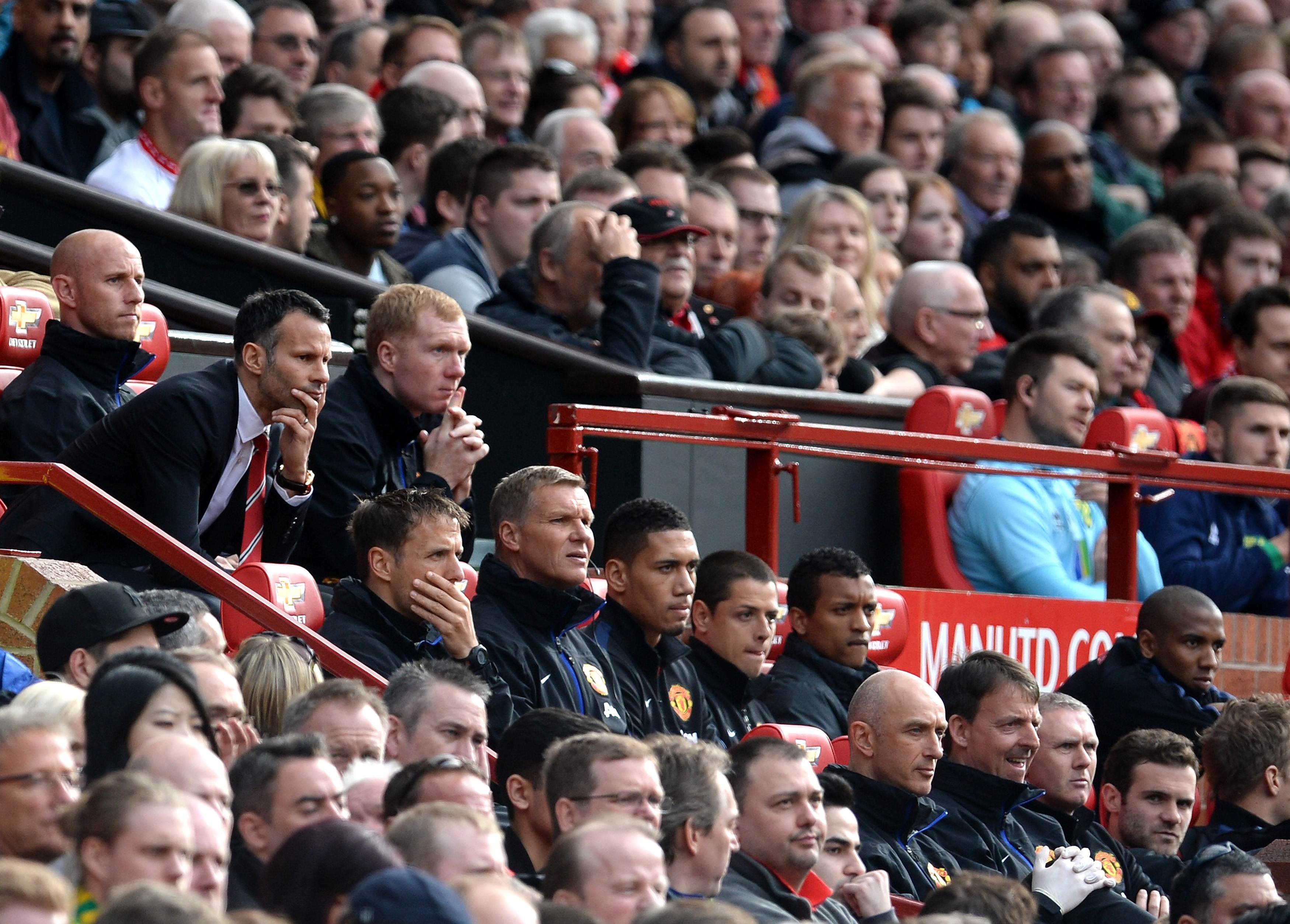 Khi trận đấu bắt đầu, Ryan Giggs tỏ ra kh&aacute; đăm chi&ecirc;u trong bộ vest lịch l&atilde;m