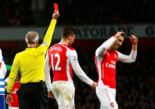 Giroud nhận thẻ đỏ, Arsenal lao đao v&igrave; thiếu người