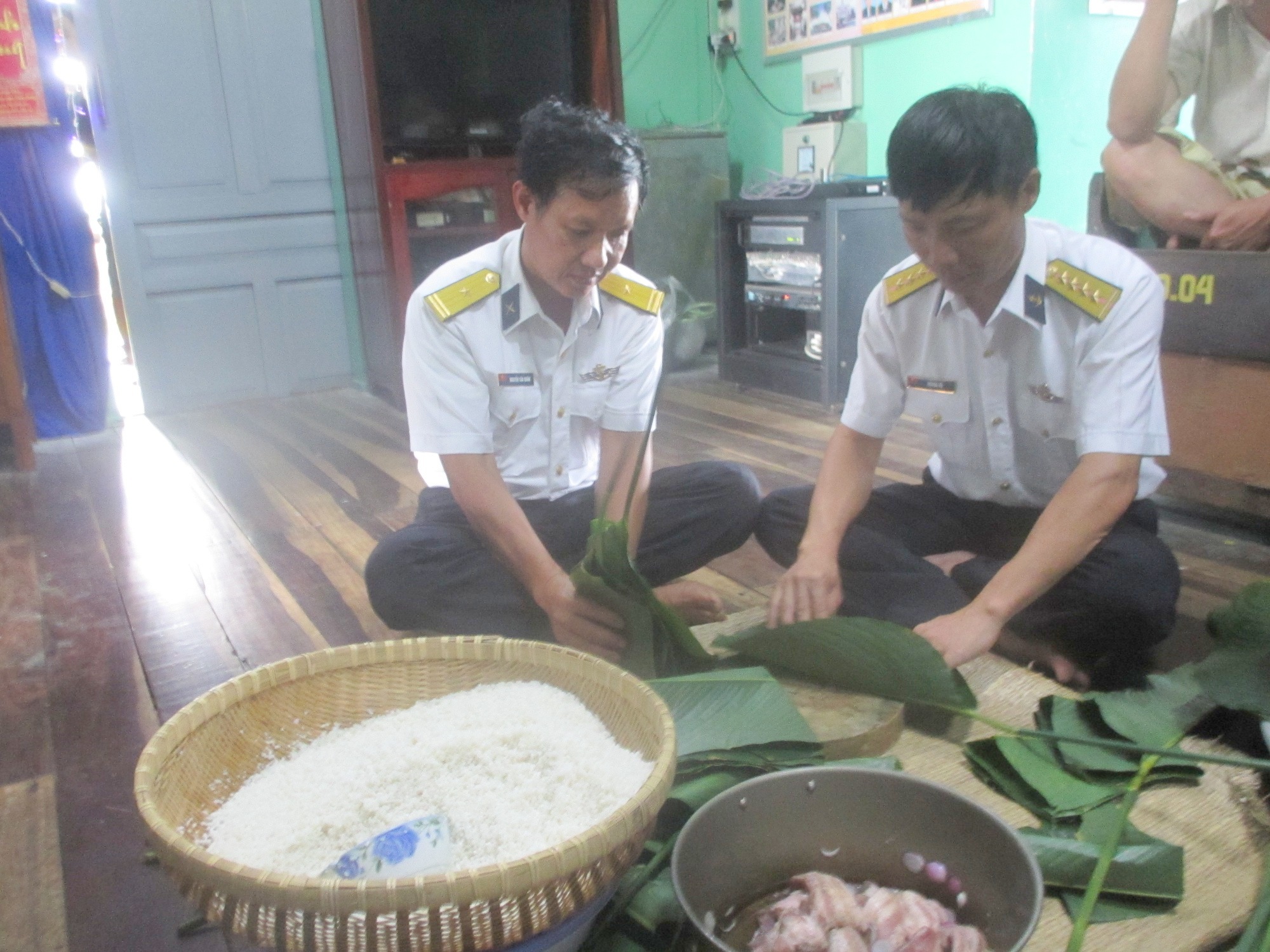 Gói bánh chưng trên nhà giàn DK1-10
