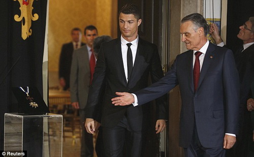 Ronaldo được Tổng thống Silva giới thiệu về hu&acirc;n chương