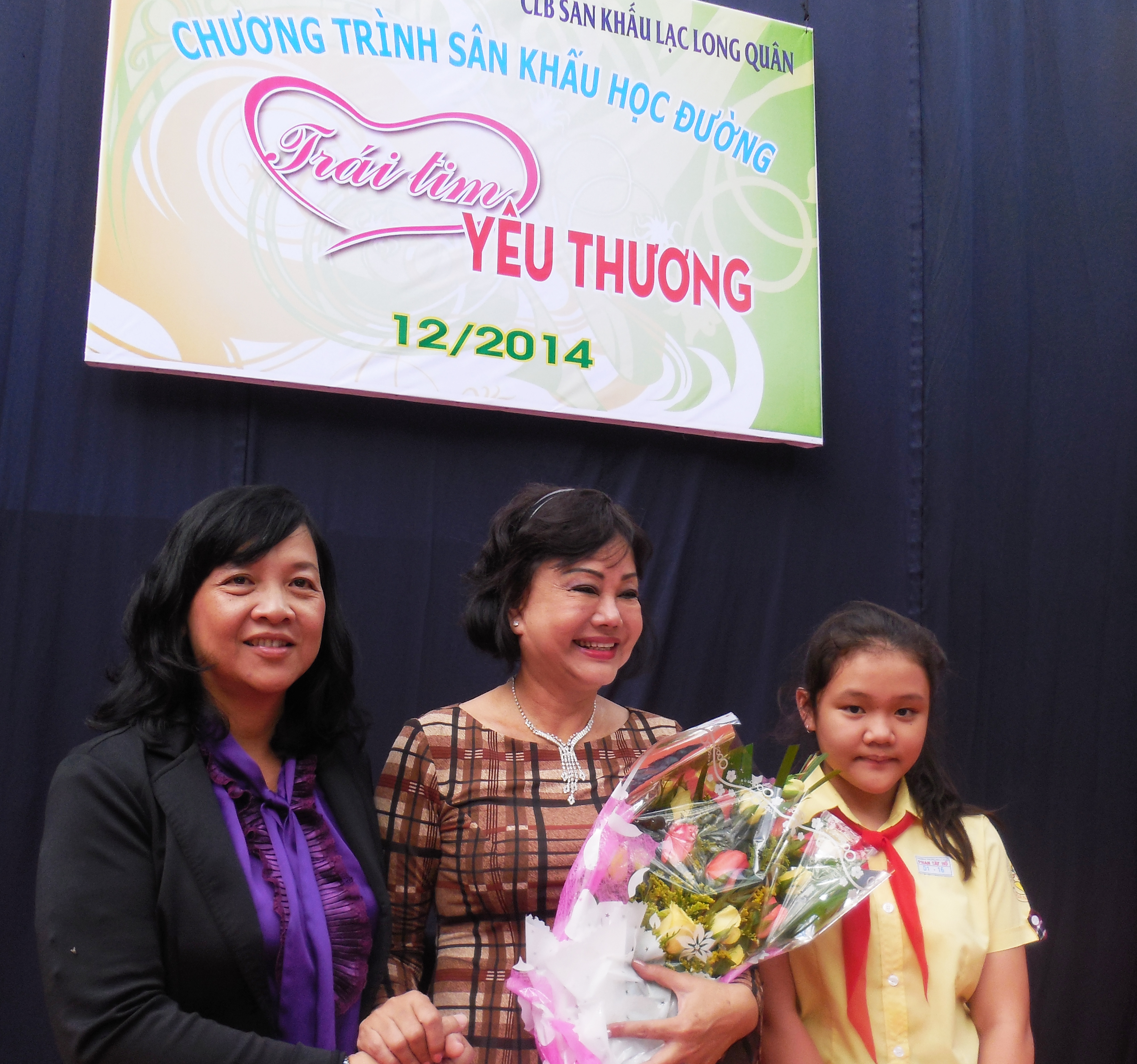 B&agrave; Nguyễn Thị Ngọc B&iacute;ch - Hiệu trưởng Trường Trung học Phan T&acirc;y Hồ - quận G&ograve; Vấp tặng hoa cho NS Kiều Phượng Loan trong chương tr&igrave;nh S&acirc;n khấu học đường - Tr&aacute;i tim y&ecirc;u thương