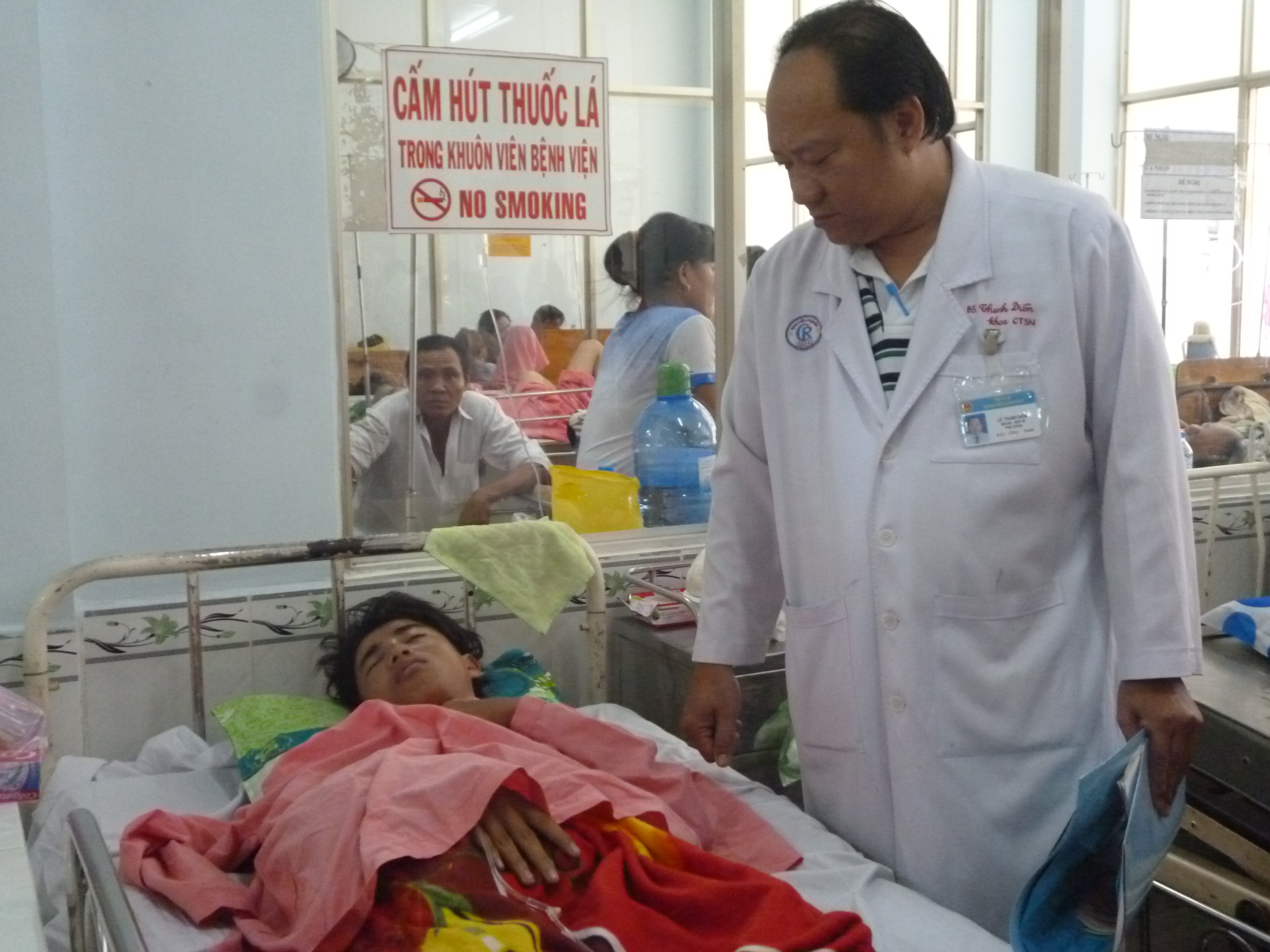 Em D. đang điều trị tại bệnh viện trong t&igrave;nh trạng c&ograve;n đau đầu.