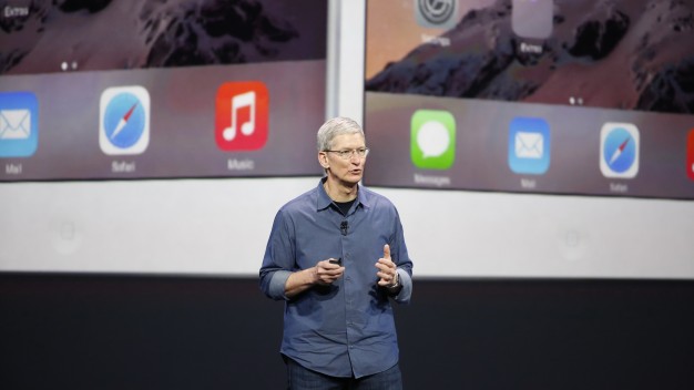 Tổng gi&aacute;m đốc Apple Tim Cook giới thiệu c&aacute;c sản phẩm mới - Ảnh: Reuters