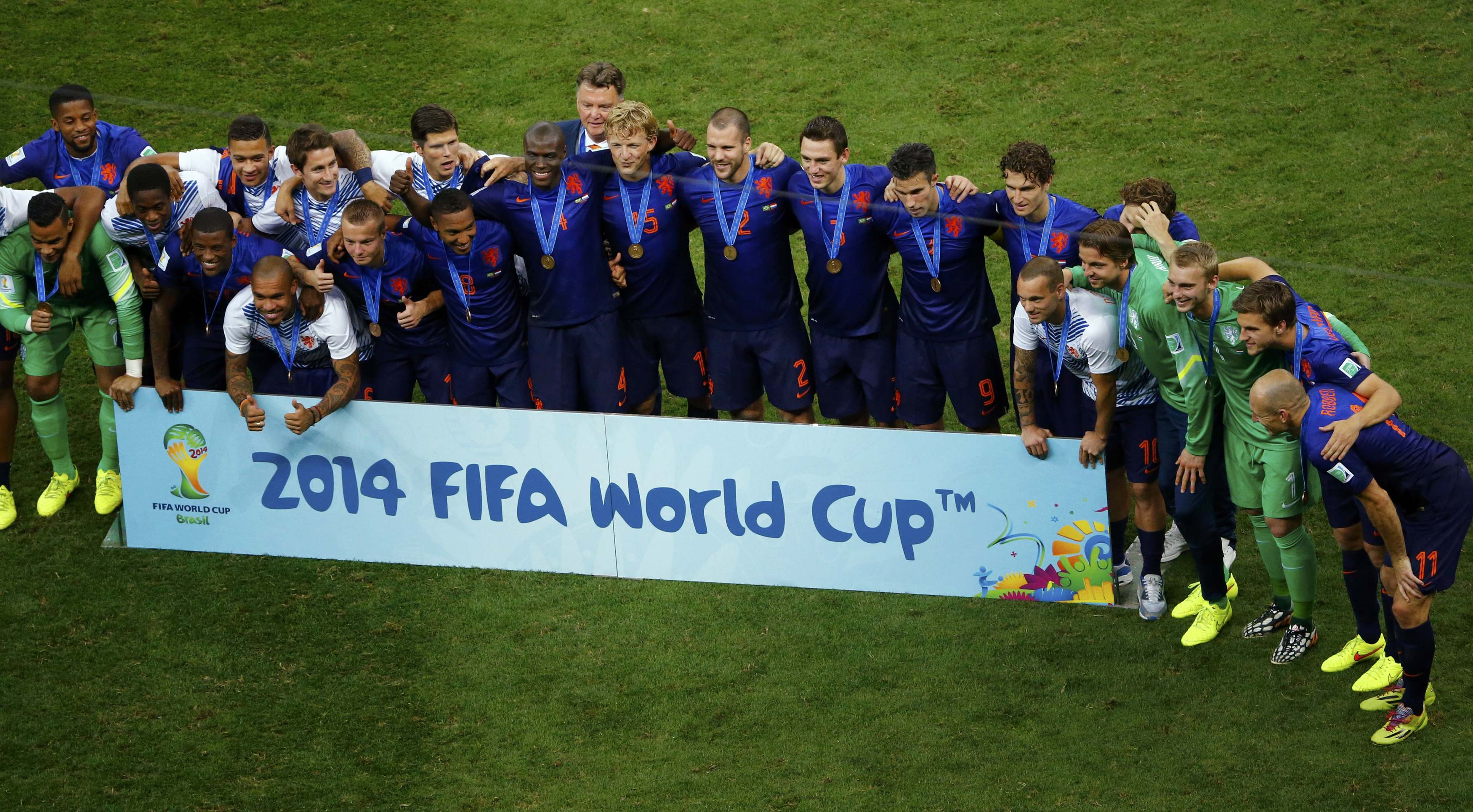 C&aacute;c cầu thủ H&agrave; Lan gi&agrave;nh hạng ba World Cup, giải đấu m&agrave; họ để lại nhiều ấn tượng đẹp d&ugrave; kh&ocirc;ng thể l&ecirc;n ng&ocirc;i