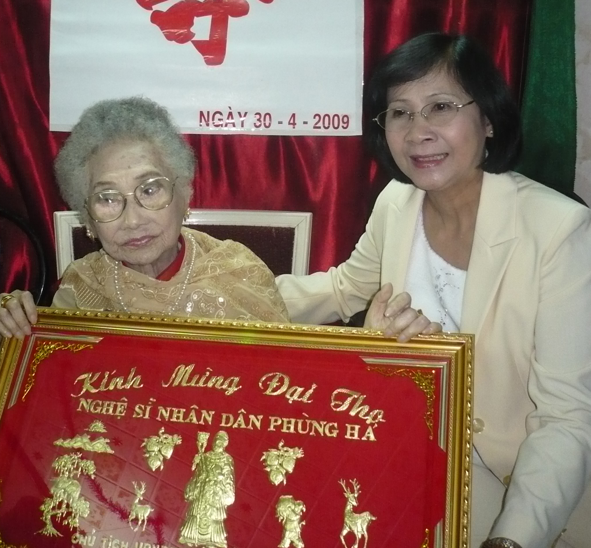 B&agrave; Nguyễn Thị Thu H&agrave; - Ph&oacute; B&iacute; thư Th&agrave;nh ủy TPHCM đến thăm NSND Ph&ugrave;ng H&aacute; nh&acirc;n dịp Hội S&acirc;n khấu TPHCM tổ chức mừng thọ b&agrave; năm 2009.