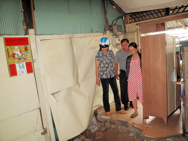 Sạt lở nghiêm trọng, "hà bá" đe dọa hàng chục nhà dân