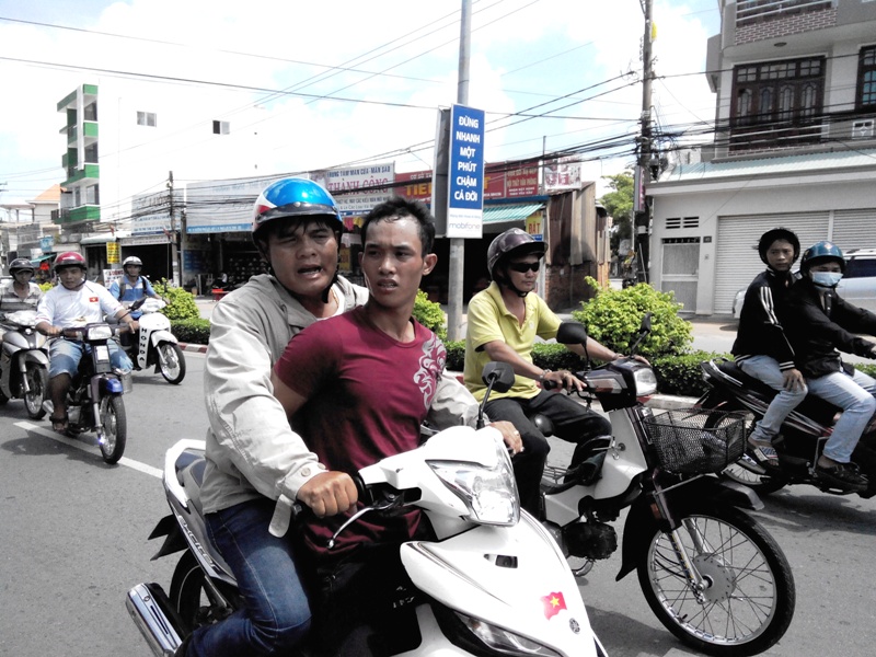 Trộm dùng dao tấn công "hiệp sĩ"