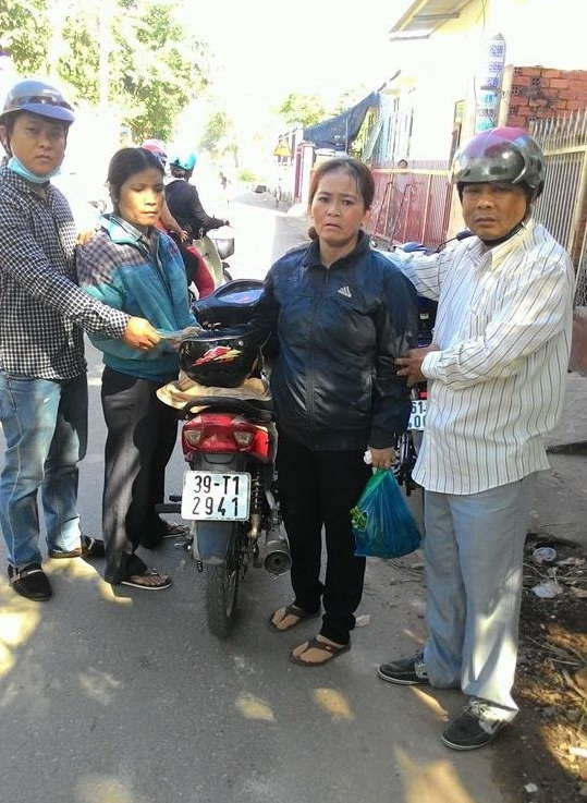 2 nữ tặc móc túi trong chợ bị “hiệp sĩ” Nguyễn Thanh Hải và Trần Anh Tuấn bắt giữ.