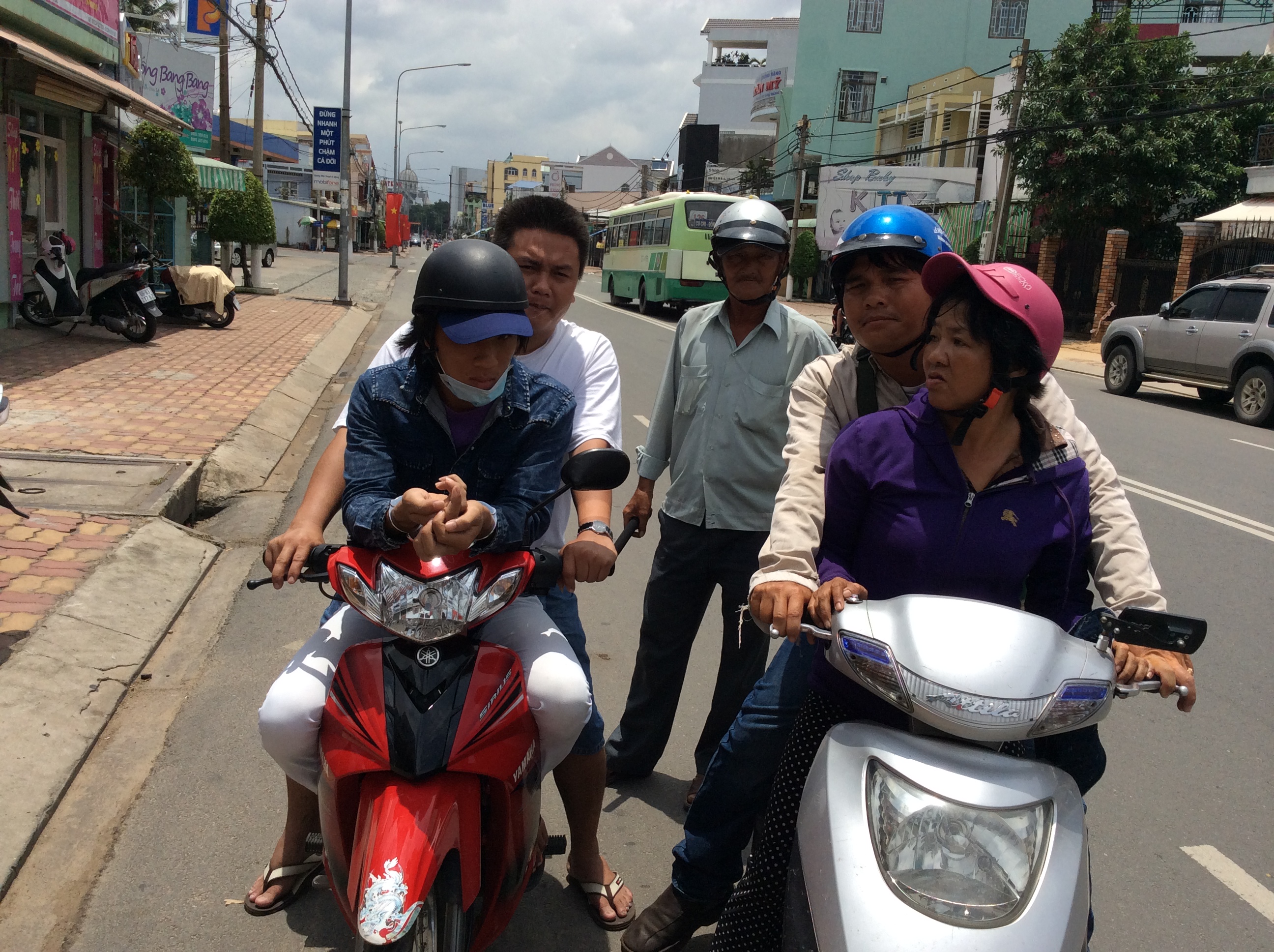 Tuyết và Tuấn bị “hiệp sĩ” Nguyễn Thanh Hải cùng đồng đội bắt quả tang sau khi vừa trộm chiếc ĐTDĐ của chị Chanh vào chiều 4-8.