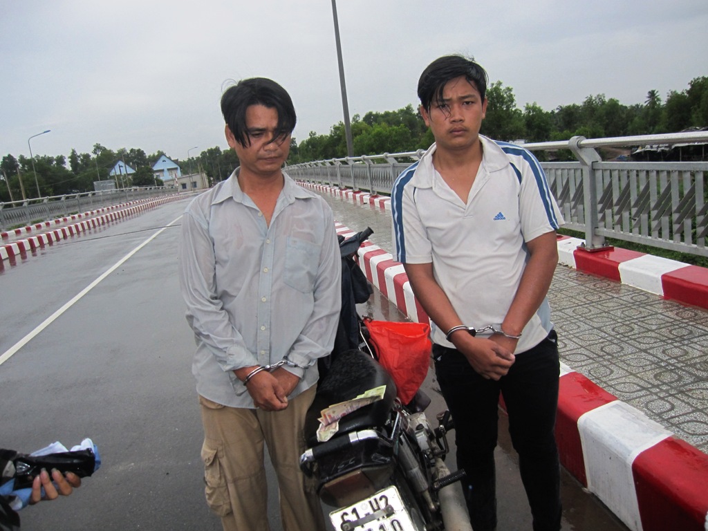 Hai t&ecirc;n trộm c&ugrave;ng chiếc xe d&ugrave;ng l&agrave;m phương tiện g&acirc;y &aacute;n v&agrave; số tiền vừa b&aacute;n được chiếc xe của chị Hạnh.