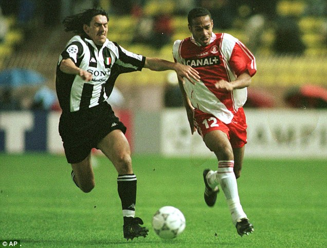 Henry trong m&agrave;u &aacute;o Monaco, CLB đầu ti&ecirc;n của anh, tranh b&oacute;ng với Moreno Torricelli của Juventus ở b&aacute;n kết  Champions League 1998