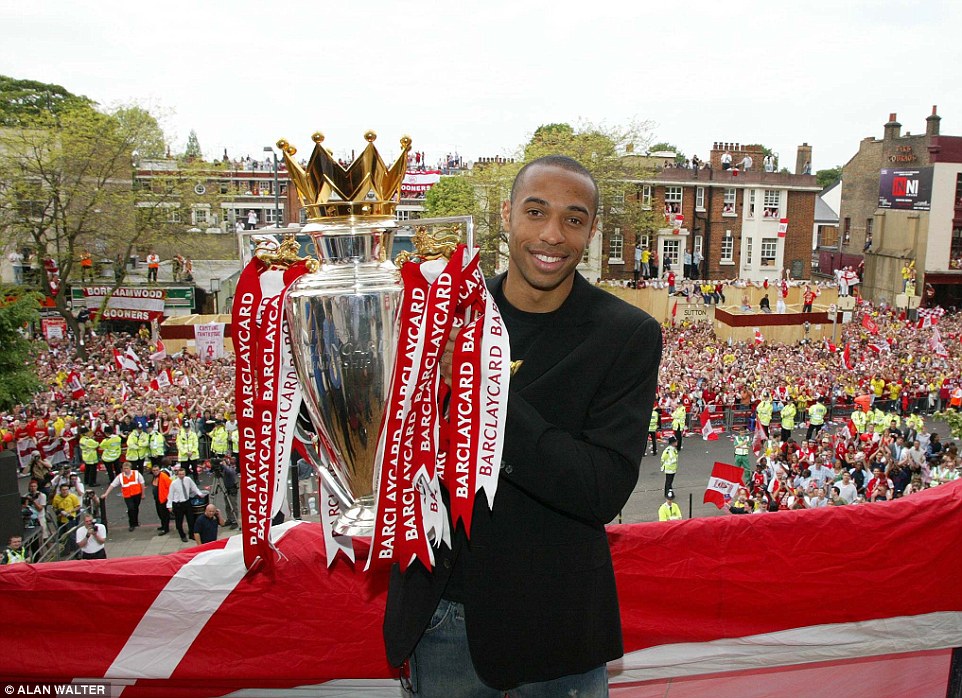 Henry v&ocirc; địch Premier League c&ugrave;ng Arsenal m&ugrave;a giải 2003-2004