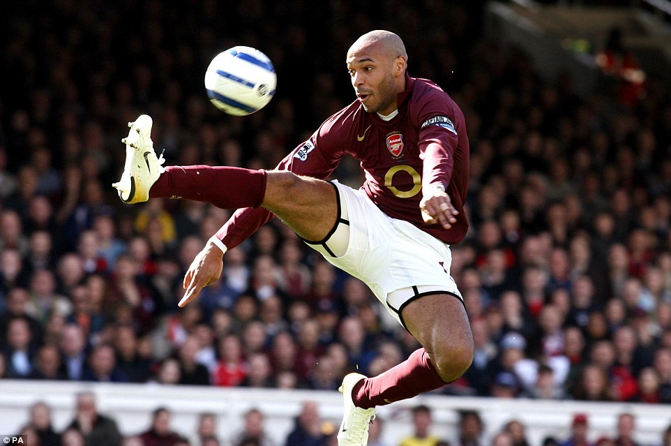 Henry trong m&agrave;u &aacute;o Arsenal