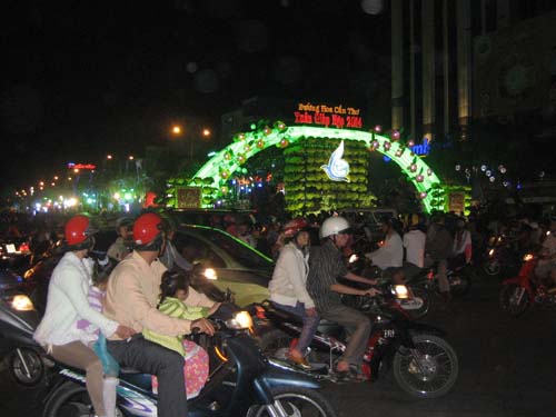 H&agrave;ng ng&agrave;n người d&acirc;n đ&atilde; đổ x&ocirc; về đường hoa Cần Thơ