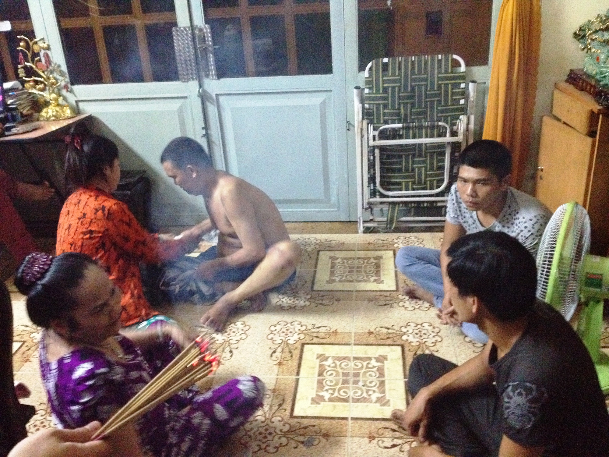 B&agrave; Nguyễn Thị Hậu đang trị bệnh tr&aacute;i ph&eacute;p, bằng phương ph&aacute;p &ldquo;t&agrave; ma&rdquo; cho &ocirc;ng NguyễnVăn C. (40 tuổi, ngụ Đồng Nai).