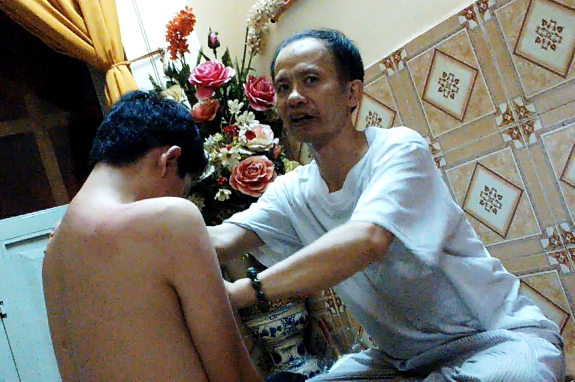 &Ocirc;ng Dương Quang Vũ (tự xư &ldquo;Cậu Vũ&rdquo;, đệ tử của b&agrave; Hậu) tiến h&agrave;nh trị bệnh bằng phương ph&aacute;p &ldquo;t&agrave; trừ &acirc;m kh&iacute;&rdquo;