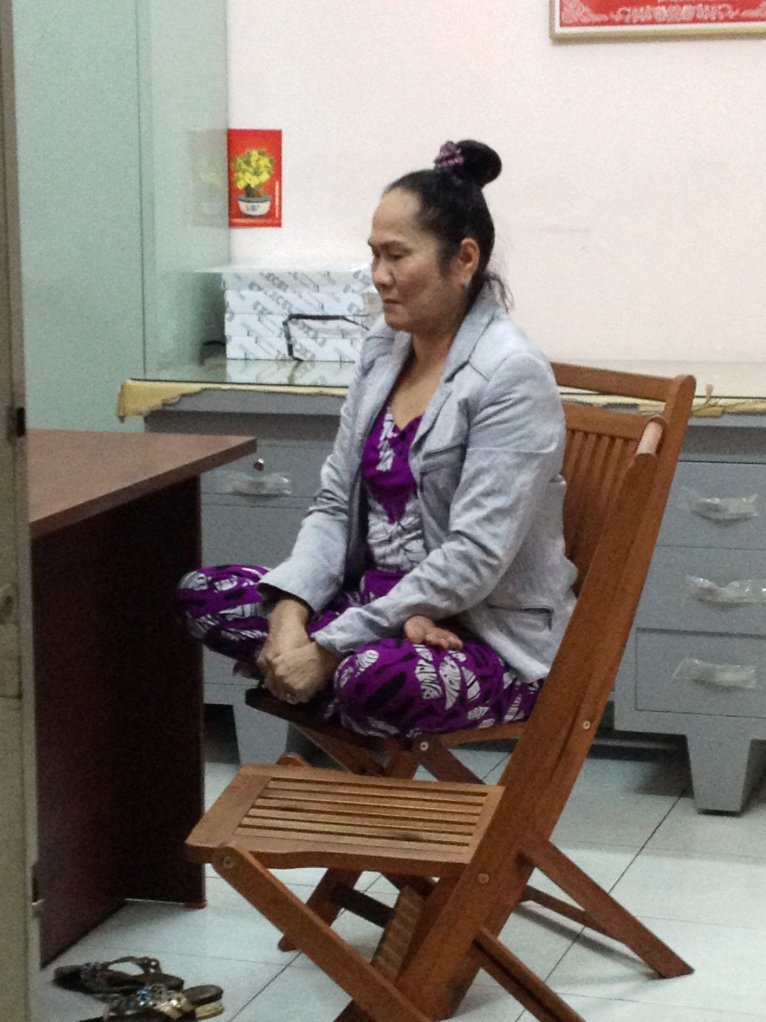 Tại trụ sở c&ocirc;ng an Phường 2 (q. Ph&uacute; Nhuận) b&agrave; Nguyễn Thị Hậu quanh co chối tội.