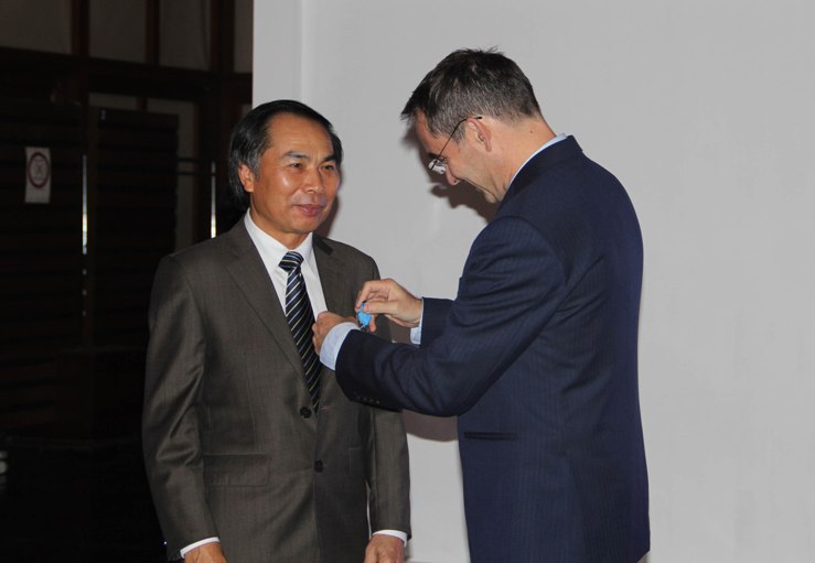 Đại sứ Ph&aacute;p tại Việt Nam gắn Hu&acirc;n chương Quốc c&ocirc;ng cho Hiệu trưởng trường Đại học Ngoại thương Ho&agrave;ng Văn Ch&acirc;u
