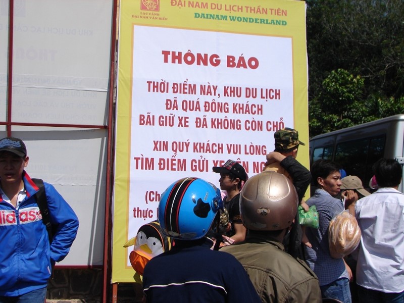 9 giờ s&aacute;ng đ&atilde; c&oacute; hơn 300.000 du kh&aacute;ch, c&aacute;c b&atilde;i xe trong khu du lịch đều qu&aacute; tải. B&ecirc;n ngo&agrave;i cổng Đại Nam mọc l&ecirc;n h&agrave;ng trăm b&atilde;i giữ xe tự ph&aacute;t thu ph&iacute; với gi&aacute; &ldquo;cắt cổ&rdquo; 10.000 - 20.000 đồng/xe, nhưng kh&ocirc;ng c&oacute; du kh&aacute;ch n&agrave;o ph&agrave;n n&agrave;n.