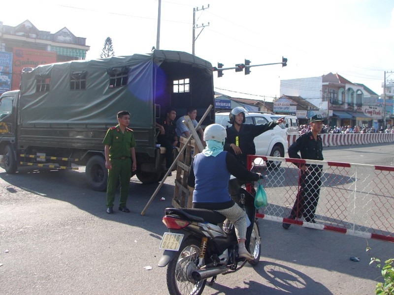 Do b&ecirc;n trong Đại Nam qu&aacute; tải, n&ecirc;n lực lượng chức năng kh&ocirc;ng cho c&aacute;c xe bu&yacute;t chạy v&agrave;o b&ecirc;n trong m&agrave; đ&oacute;n xe kh&aacute;ch ở c&aacute;ch Đại Nam khoảng 2km về hướng th&agrave;nh phố mới B&igrave;nh Dương nhằm giảm tải cho đại lộ B&igrave;nh Dương.