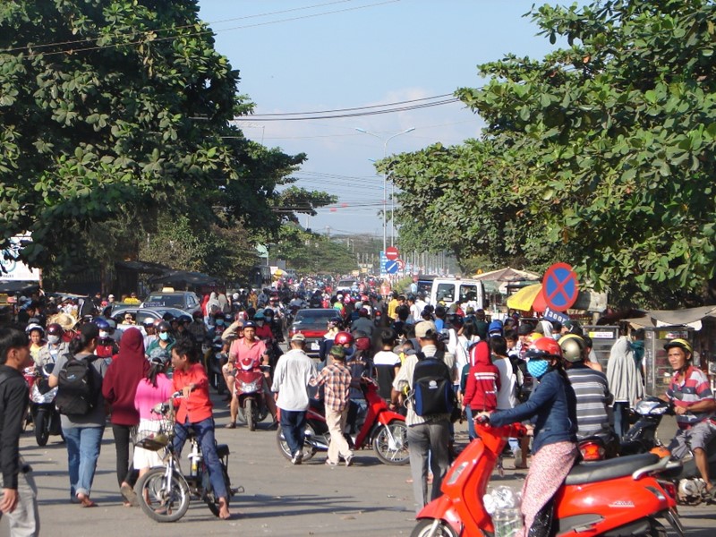 Nhiều tuyến đường kẹt cứng, đặc biệt đại lộ B&igrave;nh Dương &ugrave;n tắc gần 20km.
