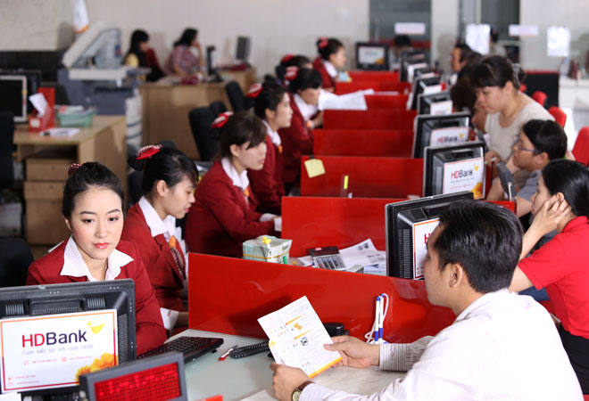 Kh&aacute;ch h&agrave;ng giao dịch tại HDBank. Ảnh minh họa