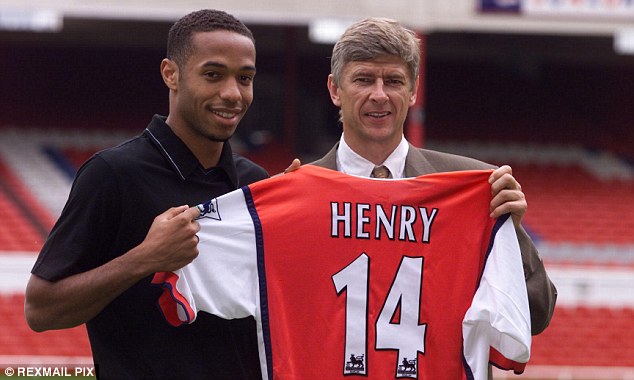 Henry k&yacute; hợp đồng gi&aacute; 11 triệu bảng Anh năm 1999 với Arsenal