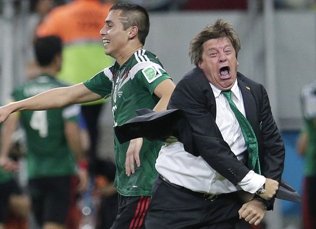 HLV Mexico cũng trẻ con không kém ông Mourinho