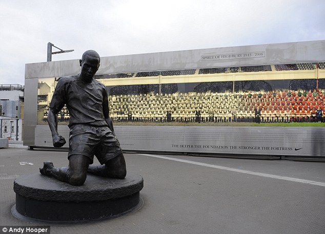 Thierry Henry được tạc tượng b&ecirc;n ngo&agrave;i SVĐ High Bury của Arsenal