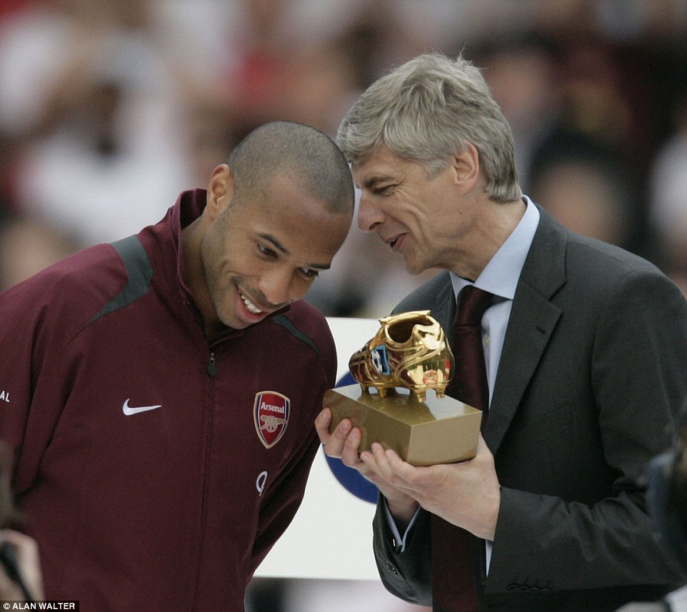 Henry nhận danh hiệu Vua ph&aacute; lưới Premier League từ tay HLV Wenger