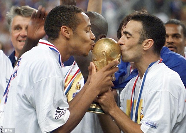 Henry v&agrave; Youri Djorkaeff h&ocirc;n chiếc c&uacute;p World Cup sau chiến thắng 3-0 nổi tiếng của Ph&aacute;p trước Brazil ở Paris