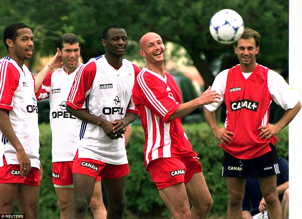 Henry ở World Cup 1998: Từ tr&aacute;i sang phải: Henry, Zinedine Zidane, Patrick Vieira, Frank Leboeuf v&agrave; Lionel Charbonnier