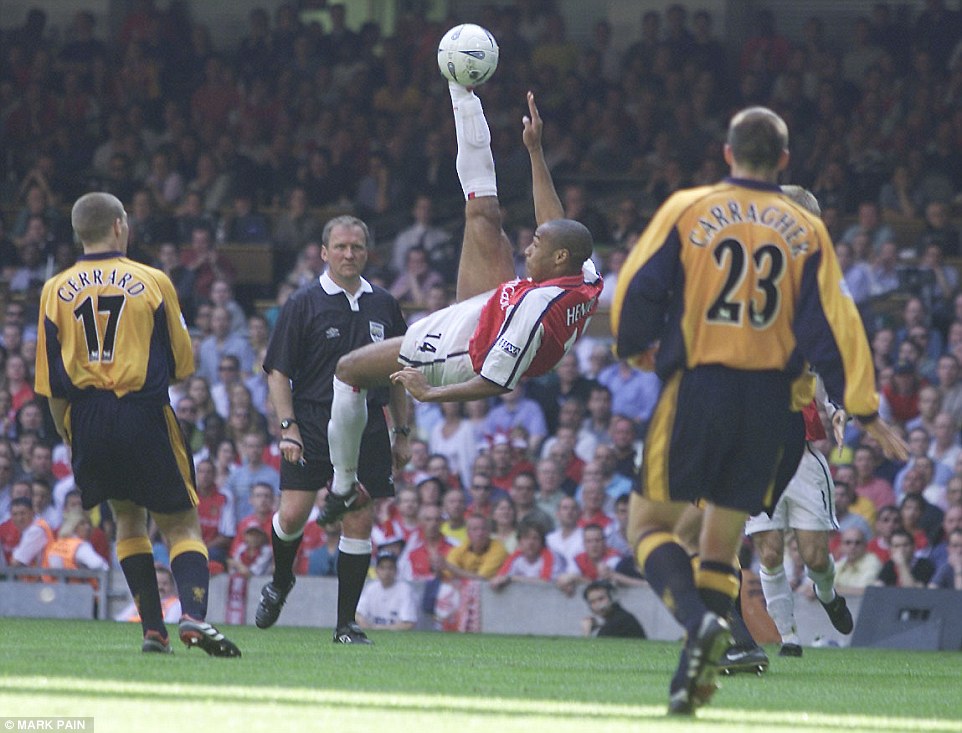 Henry ghi b&agrave;n ở chung kết C&uacute;p FA 2001 với Liverpool. Trận n&agrave;y Arsenal thua 1-2